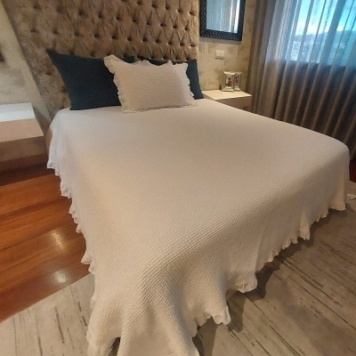 Colcha com Folhos em Favo 100% Algodão cor Branco - Ref.7858A