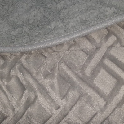 Manta cinzenta com padrão geométrico e forro peludo