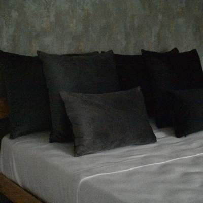 Almofada de veludo cor Cinza Escuro - 100% Poliester