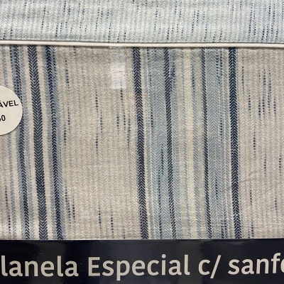 Tecido de flanela cinza e azul com riscas verticais e etiqueta ajustável.