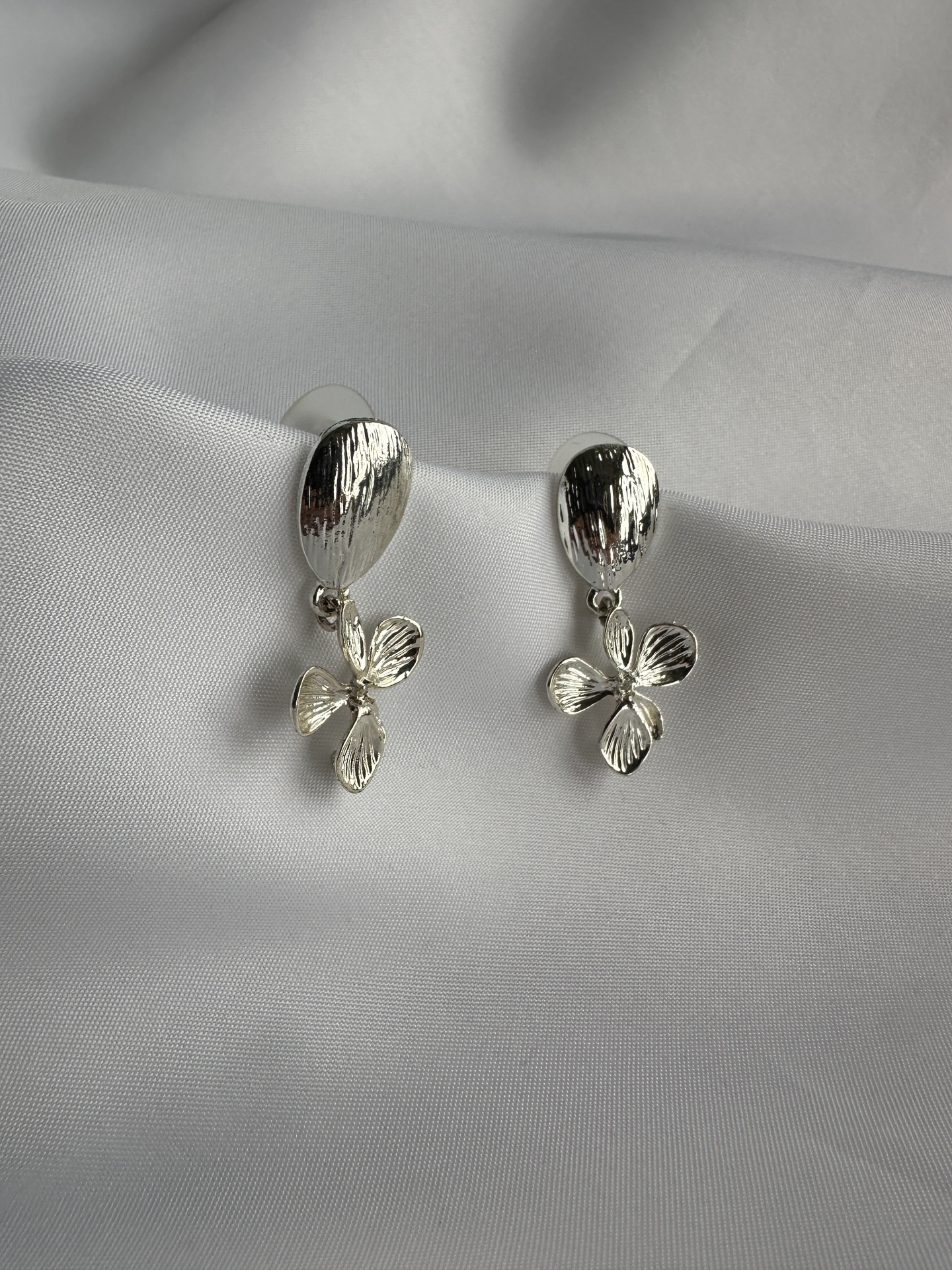 Brincos Flor Aço – Sofisticação e Delicadeza em Cada Detalhe! ✨🌸 Brincos Flor Aço – Sofisticação e Delicadeza em Cada Detalhe! ✨🌸