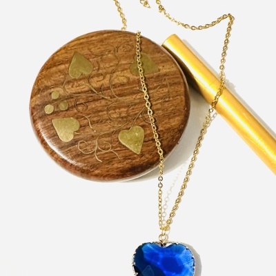 Fio em aço dourado com Pingente de Coração: Acessório que Une Elegância e Sentimento