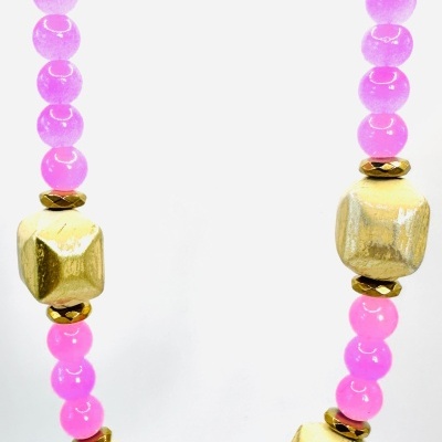 Colar Rosa Neon com Esferas Douradas – Design Exclusivo da Rafi | Tendência Vibrante e Elegante