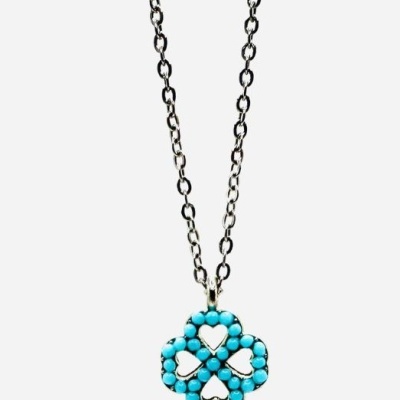 Elegante colar com trevo.