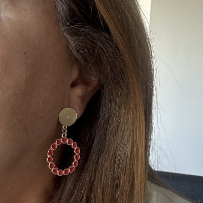 Brincos esmaltados azul ou vermelho com aro dourado – Elegância intemporal com envio grátis