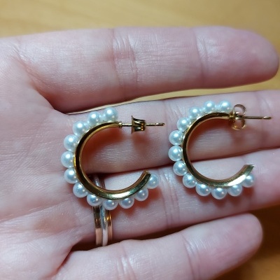 Argolas Minimalistas com Pérolas: Sofisticação e Delicadeza em Cada Detalhe