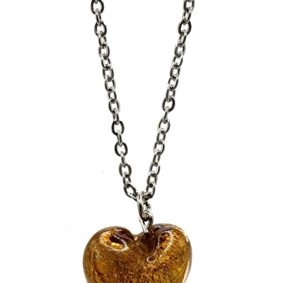 Colar com pendente de coração âmbar e corrente prateada