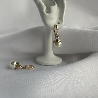 Argola em aço com pérola.