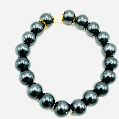 Pulseira elástica com contas e pérola.