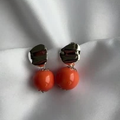 Brincos Prateados com Conta Coral 3,5 cm – Estilo Vibrante e Auto‑Recompensa