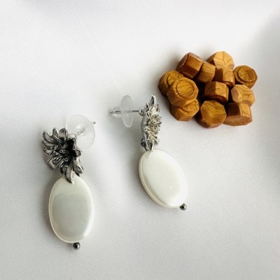 São deslumbrantes estes brincos com flor e pérola.