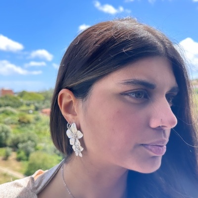 Deslumbrantes brincos com flores.