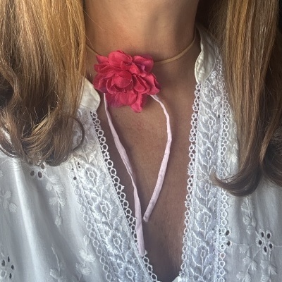 Colar "Flor da Liberdade": O Seu Brilho Natural e Autêntico (Design Exclusivo Rafi Store)