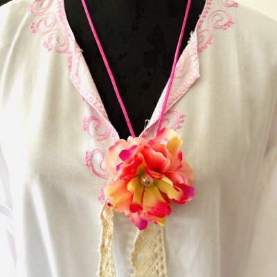 🌸Acessório Exclusivo Flor Vibrante e Fio Ajustável | Versatilidade e Alegria! 🌸 🌸Acessório Exclusivo Flor Vibrante e Fio Ajustável | Versatilidade e Alegria! 🌸