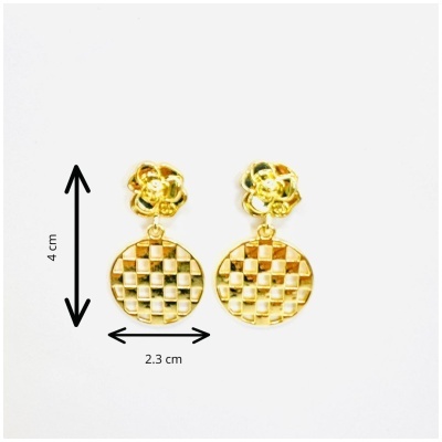 Brincos Dourados Flor e Xadrez | Elegância Radiante e Toque Moderno