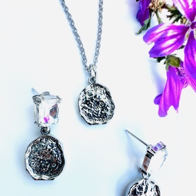 Fio em aço com moeda texturizada.