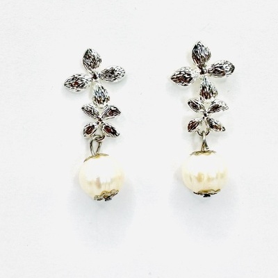 Durabilidade e Glamour Num Só Acessório: Brincos Prateados com Pérolas para Mulheres