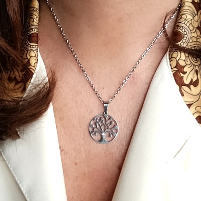 Formoso colar com árvore da vida.