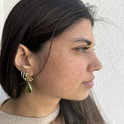 Encante-se com os brincos de flor e cristal verde.