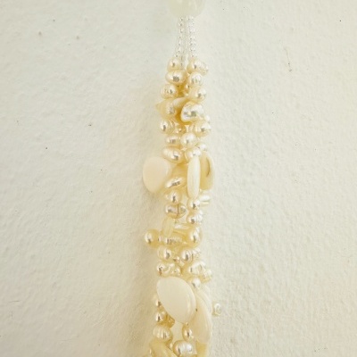 Colar Longo com Pérolas e Missangas em Tons Brancos Colar Longo com Pérolas e Missangas em Tons Brancos