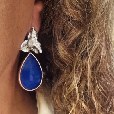 Brincos Elegantes com Pedra Azul e Detalhe Folha Prateada | Acessório Versátil