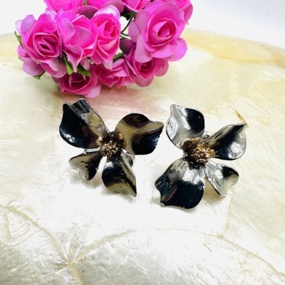 Deslumbrantes e delicados brincos com flor.