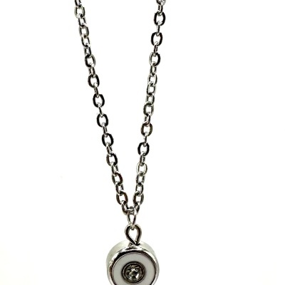 Colar com solitário. Peça chave na sua coleção.