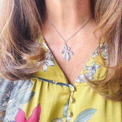 Fio em aço com flor.