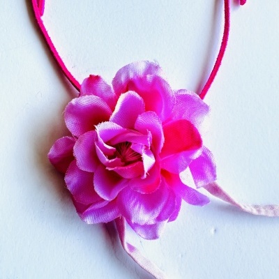 Colar "Flor da Liberdade": O Seu Brilho Natural e Autêntico (Design Exclusivo Rafi Store)