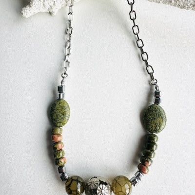 Colar com contas verdes e castanhas e corrente metálica prateada