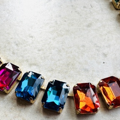 Colar Curto e Colorido com Strass – Para Brilhar em Qualquer Festa