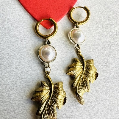 Fantásticos e elegantes brincos com pérolas.