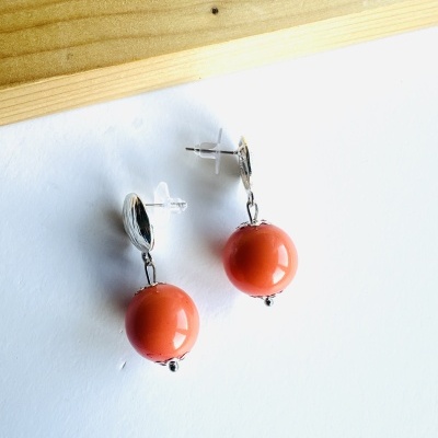 Brincos Prateados com Conta Coral – Elegância Vibrante e Empoderamento Brincos Prateados com Conta Coral – Elegância Vibrante e Empoderamento