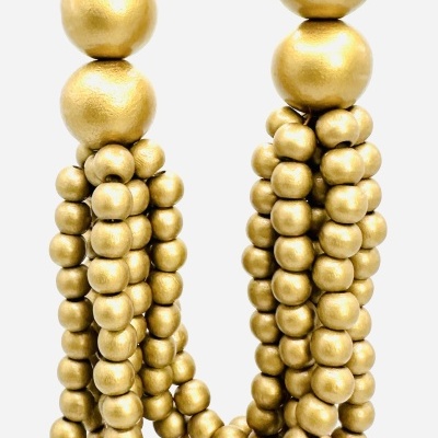 Colar de contas douradas em camadas