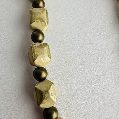 Colar Dourado Geométrico – Sofisticação e Modernidade! ✨💛