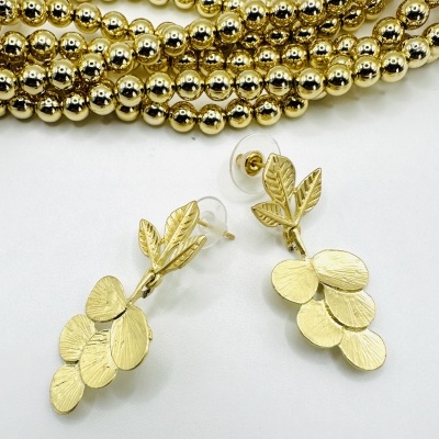 Brinco Folhas Douradas em Design Texturizado