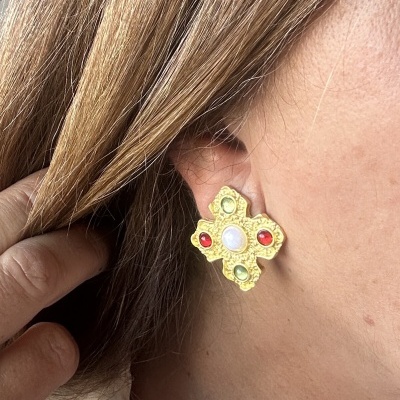 Brincos Dourados em Forma de Cruz com Pérola e Esmalte – Estilo Clássico com Toque de Nobreza