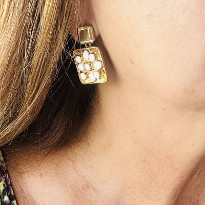 Brincos Quadrados Dourados - Brilho e Afirmação