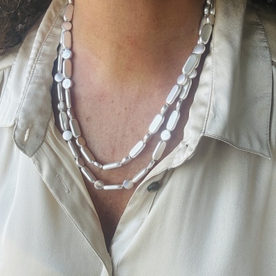 Colar Dupla Volta em Aço Prateado com Contas - Design Moderno e Ajustável