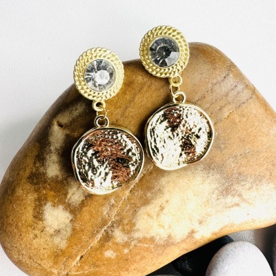 Brincos Dourados com Pêndulo Martelado Redondo - Elegância com Toque Artesanal