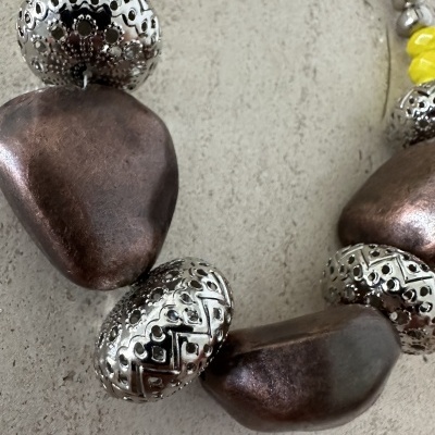 Surpreendente colar com pepitas em tom bronze.