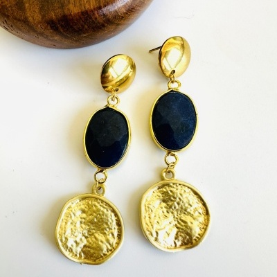 Brincos em aço com lápis lazúli.