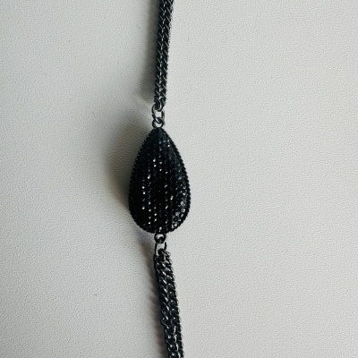 Colar Longo Gotas Pretas em Resina com Corrente em Aço Inoxidável