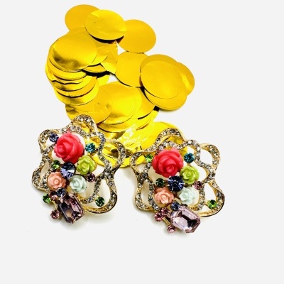 Maravilhosos brincos com flores.