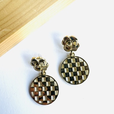 Brincos Dourados Flor e Xadrez | Elegância Radiante e Toque Moderno