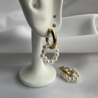 Argolas em Aço com Pérolas Mini: Um Toque Clássico e Sofisticado!