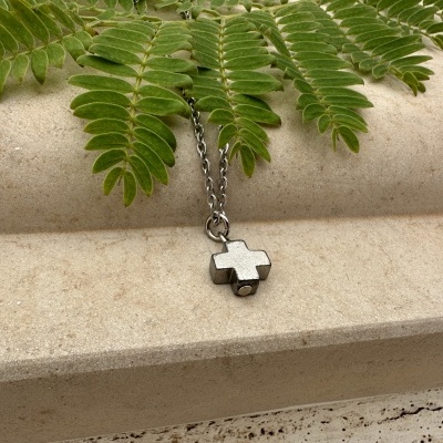 Colar em aço com cruz mini.