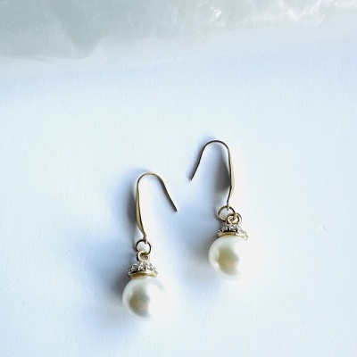 Brincos Dourados com Pérola Sintética e Zircónias – Sofisticação e Empoderamento