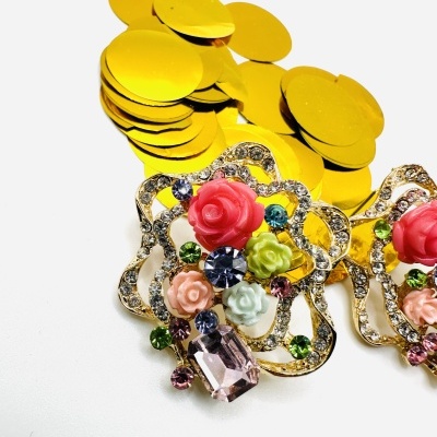 Maravilhosos brincos com flores.