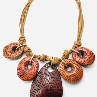 Colar de madeira com cinco pendentes ovais e cordão castanho claro